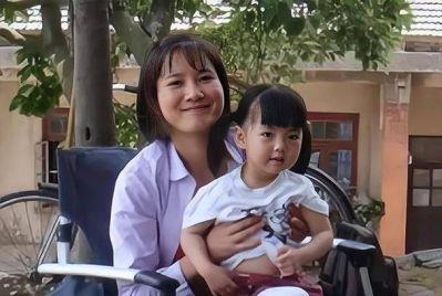 侯勇离婚14年后,再次成为焦点,50岁时娶90后娇妻,前妻现状引人感慨