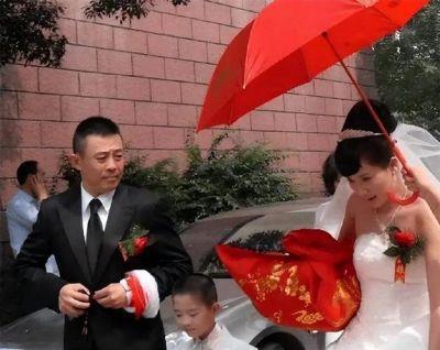 侯勇离婚14年后,再次成为焦点,50岁时娶90后娇妻,前妻现状引人感慨