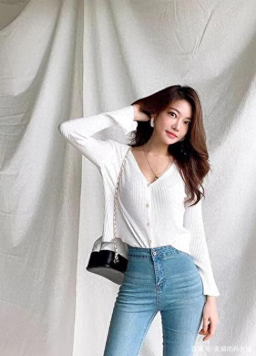 ​韩国人气女星朴正允，网友：身材与颜值的天花板