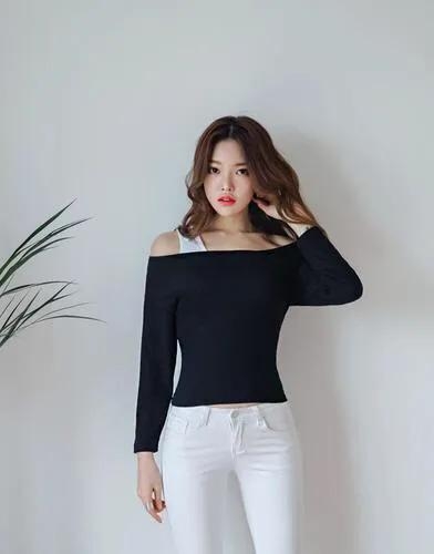 ​韩国人气女星朴正允，网友：身材与颜值的天花板