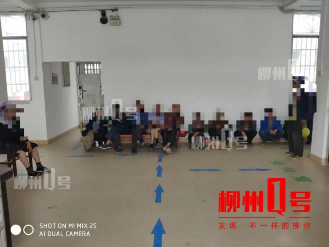 辣眼晴!柳州一树林里有人做龌龊事,2女12男当场被抓~