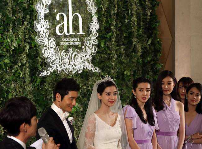 杨颖的绯闻男友有哪些?(黄晓明当初斥资2个亿的婚礼终究化作泡沫)