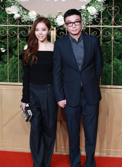 杨颖的绯闻男友有哪些?(黄晓明当初斥资2个亿的婚礼终究化作泡沫)