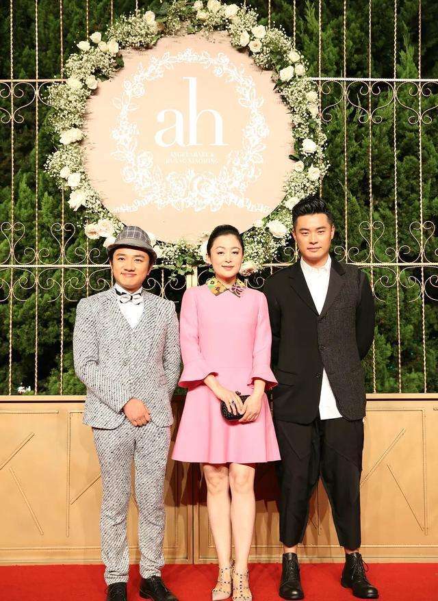 杨颖的绯闻男友有哪些?(黄晓明当初斥资2个亿的婚礼终究化作泡沫)