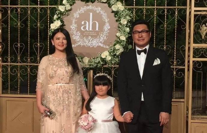 杨颖的绯闻男友有哪些?(黄晓明当初斥资2个亿的婚礼终究化作泡沫)