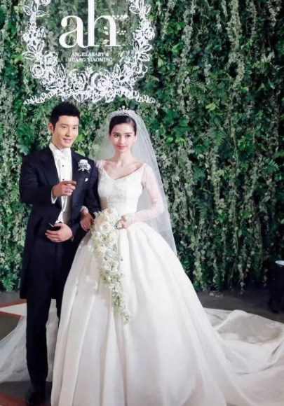 杨颖的绯闻男友有哪些?(黄晓明当初斥资2个亿的婚礼终究化作泡沫)