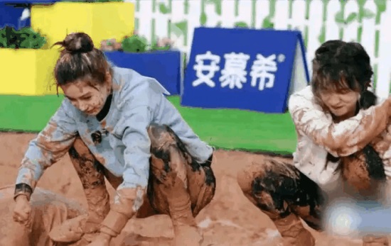 杨颖的绯闻男友有哪些?(黄晓明当初斥资2个亿的婚礼终究化作泡沫)