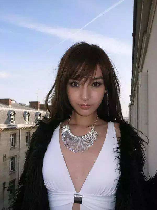 杨颖的绯闻男友有哪些?(黄晓明当初斥资2个亿的婚礼终究化作泡沫)