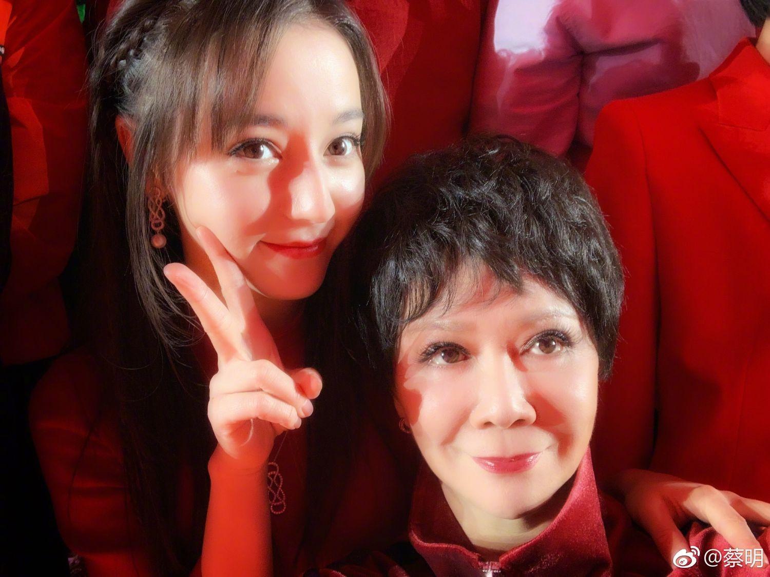 190203 蔡明老师放出春晚后台合影 姐姐可爱评论“热巴来了~”