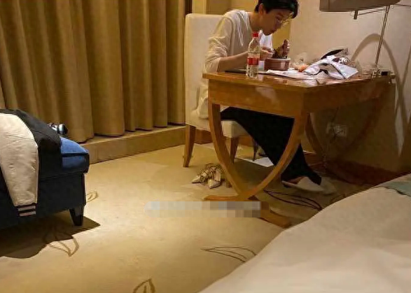 ​身为95后票房第一男星，赵英博没等爆红就翻车？网友：人不可貌相
