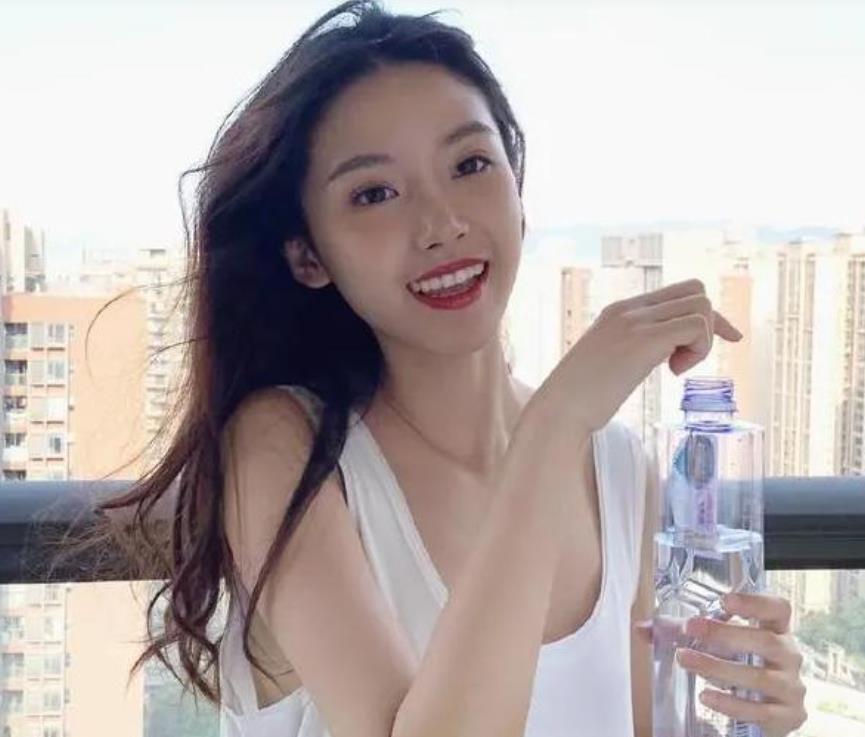 还记得“剪刀手”女孩?14年前网友扬言娶她,如今这样:还娶吗