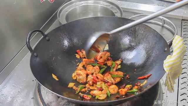 干锅虾最正宗的做法大全(厨师长分享干锅虾家常做法)