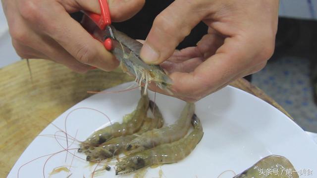 干锅虾最正宗的做法大全(厨师长分享干锅虾家常做法)