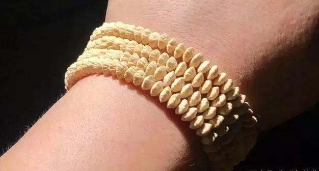 “金叶莲花菩提”,有人叫它钱串子,是一种颜值颇高的冷门文玩