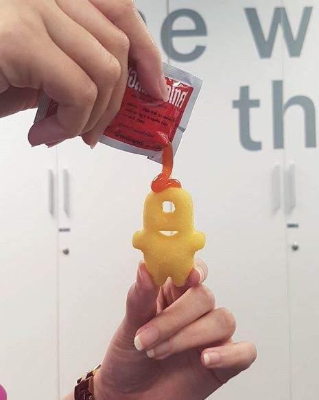 麦当劳推出地区限定版小黄人套餐,真的是太萌啦