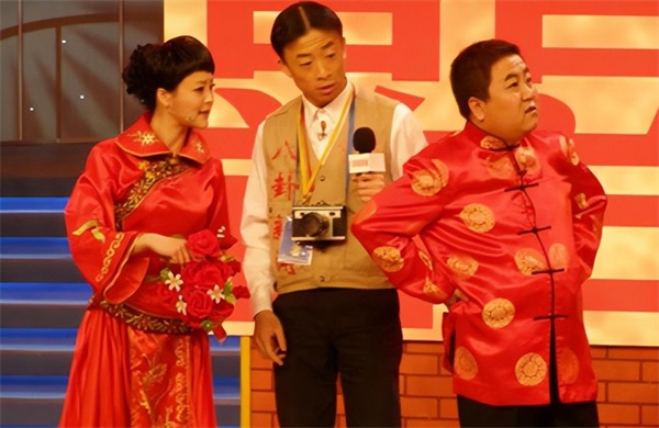 冯巩的学生杨松:他因搭档冯巩春晚爆红,后却成百万诈骗犯