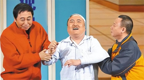 冯巩的学生杨松:他因搭档冯巩春晚爆红,后却成百万诈骗犯