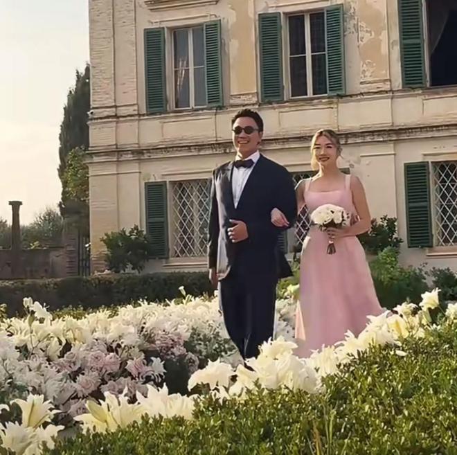 程晓玥晒吴千语婚礼,携富二代老公秀恩爱,否认婚礼寒酸
