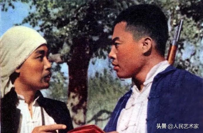 为了拍好这部《地道战》,朱龙广摔裂了右膝导致自己残疾,刘江戴假牙嘴巴被磨