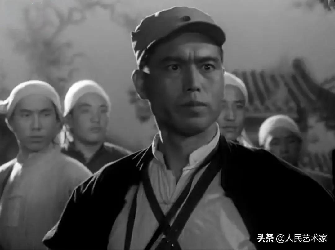 为了拍好这部《地道战》,朱龙广摔裂了右膝导致自己残疾,刘江戴假牙嘴巴被磨