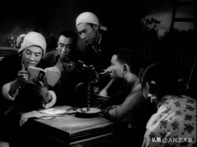 为了拍好这部《地道战》,朱龙广摔裂了右膝导致自己残疾,刘江戴假牙嘴巴被磨