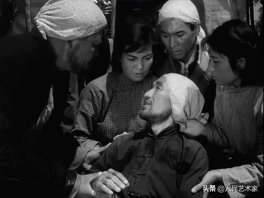 为了拍好这部《地道战》,朱龙广摔裂了右膝导致自己残疾,刘江戴假牙嘴巴被磨