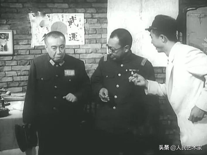 为了拍好这部《地道战》,朱龙广摔裂了右膝导致自己残疾,刘江戴假牙嘴巴被磨