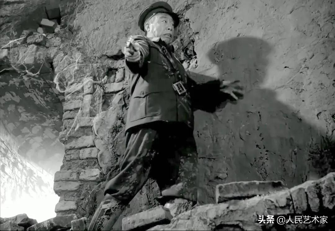 为了拍好这部《地道战》,朱龙广摔裂了右膝导致自己残疾,刘江戴假牙嘴巴被磨