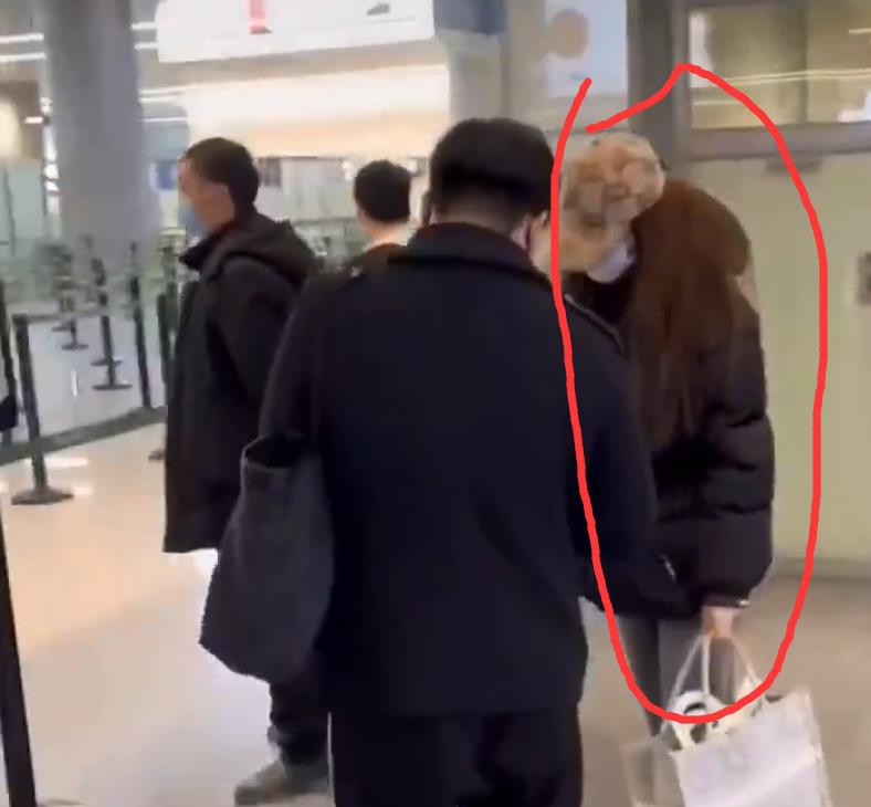 不愧是演员!王岳伦李湘甜蜜同框,虽感情有隔阂但为王诗龄都忍了