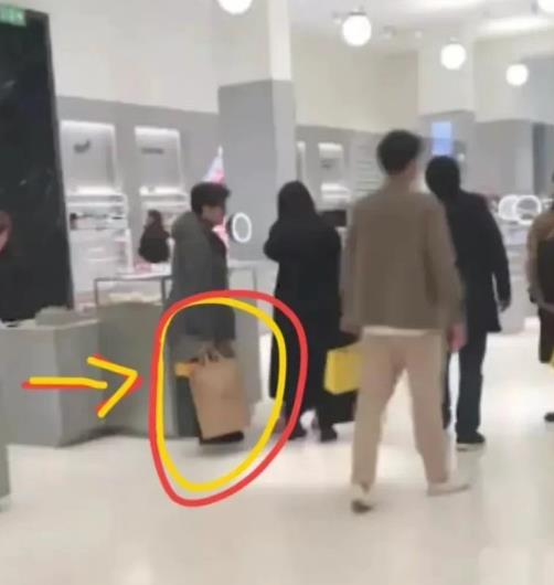 不愧是演员!王岳伦李湘甜蜜同框,虽感情有隔阂但为王诗龄都忍了