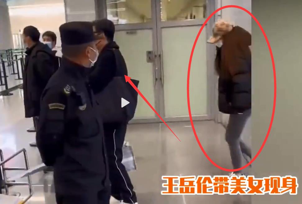 不愧是演员!王岳伦李湘甜蜜同框,虽感情有隔阂但为王诗龄都忍了