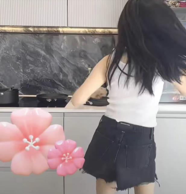 不愧是演员!王岳伦李湘甜蜜同框,虽感情有隔阂但为王诗龄都忍了
