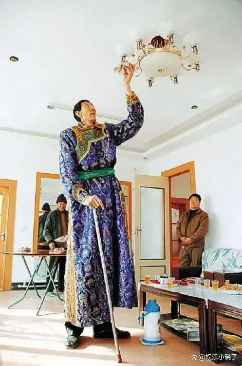 中国第一巨人鲍喜顺:不听医生忠告执意生下一子,儿子现身高多少