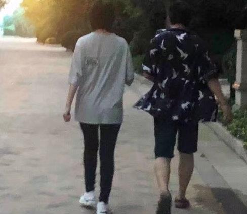 唐艺昕产后首现身,身材未全恢复双腿粗壮,保姆还曾带其女儿遛弯