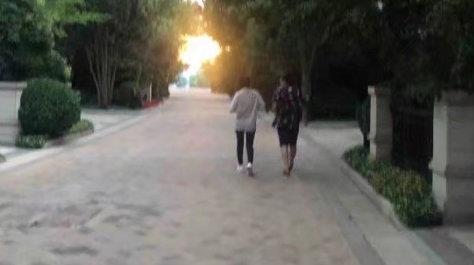 唐艺昕产后首现身,身材未全恢复双腿粗壮,保姆还曾带其女儿遛弯