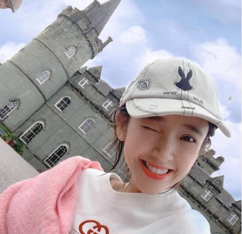唐艺昕产后首现身,身材未全恢复双腿粗壮,保姆还曾带其女儿遛弯