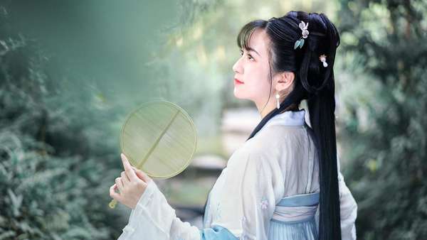 可以在眼睛周围使用化妆品吗？