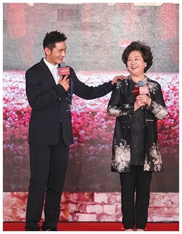 黄晓明强有力的后盾,张素霞对儿媳杨颖赞不绝口