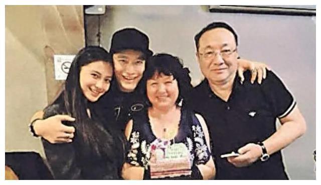 黄晓明强有力的后盾,张素霞对儿媳杨颖赞不绝口