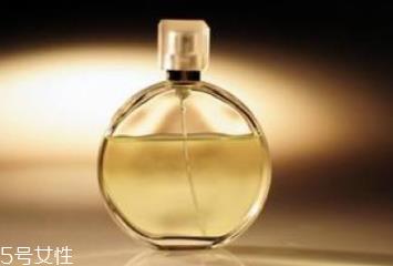 香水喷太多了怎么办?用湿毛巾擦拭 香水喷太多了怎么办?用湿毛巾擦拭