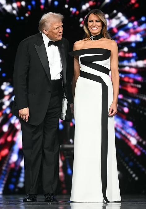 美国第一夫人梅拉尼娅公布白宫肖像照,“像塑料人”,引热议
