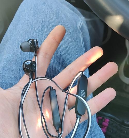 JBL和Beats运动耳机的比较(探究两大品牌运动耳机的音质、舒适度和功能)
