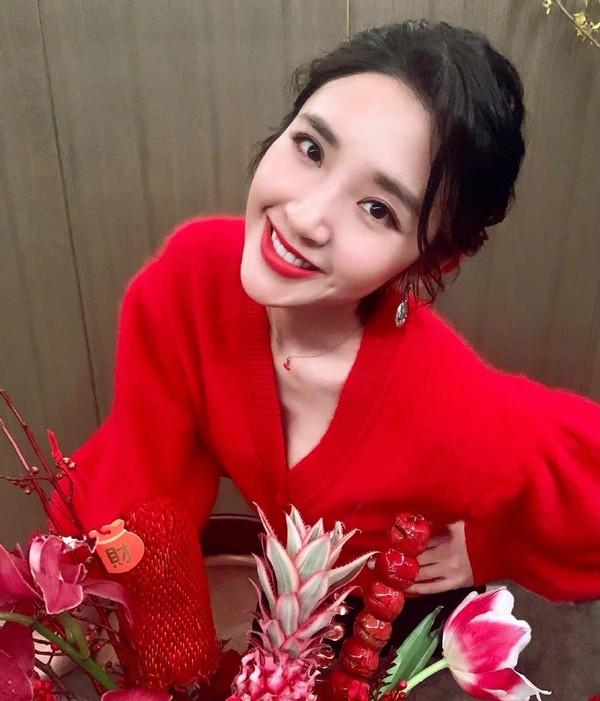 唐艺昕产后散发成熟美,带娃太累变消瘦,和张若昀长了一对夫妻脸