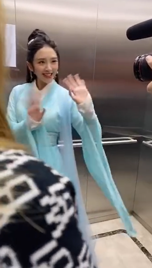 唐艺昕产后散发成熟美,带娃太累变消瘦,和张若昀长了一对夫妻脸
