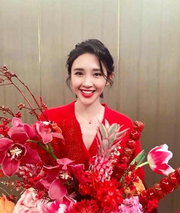 唐艺昕产后散发成熟美,带娃太累变消瘦,和张若昀长了一对夫妻脸