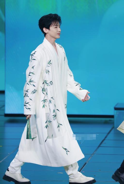 白敬亭风波持续升级!第三版彩排画面流出,知情人曝正在排查源头