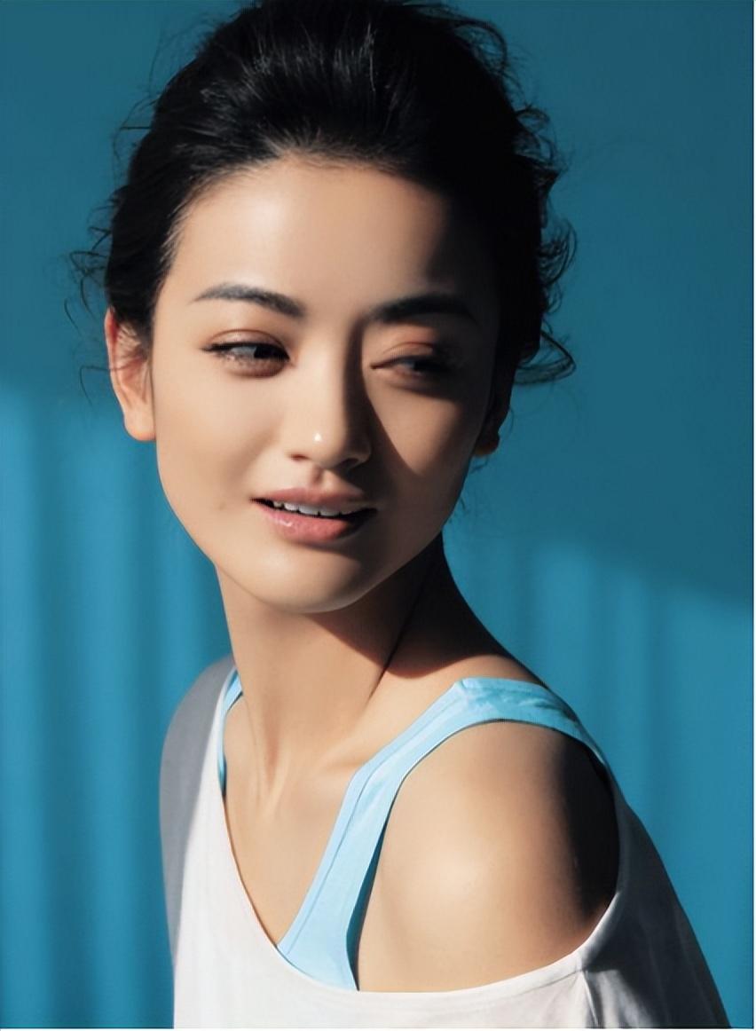 全素颜出镜皮肤好,37岁演员朱杰现身医院,网传嫁入豪门生活低调