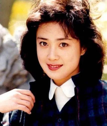 中国东北美女演员——傅艺伟