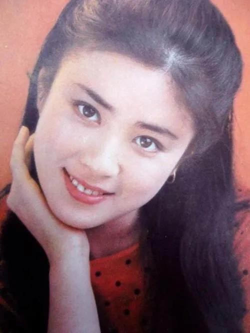 中国东北美女演员——傅艺伟