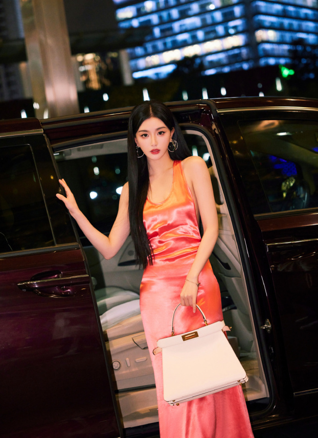 ​孔雪儿深夜时尚大片 穿露背长裙曲线完美